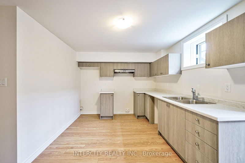 6 Allegrezza Crt  Toronto, M6A 1T9 | Image 38