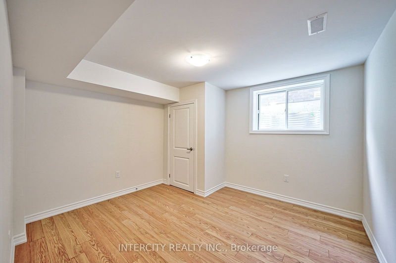 6 Allegrezza Crt  Toronto, M6A 1T9 | Image 39