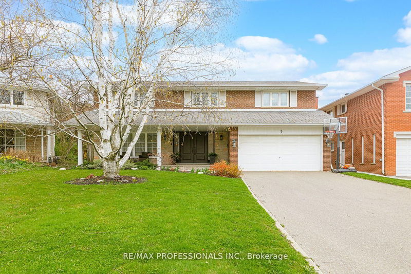 5 Courtsfield Cres  Toronto, M9A 4T1 | Image 1