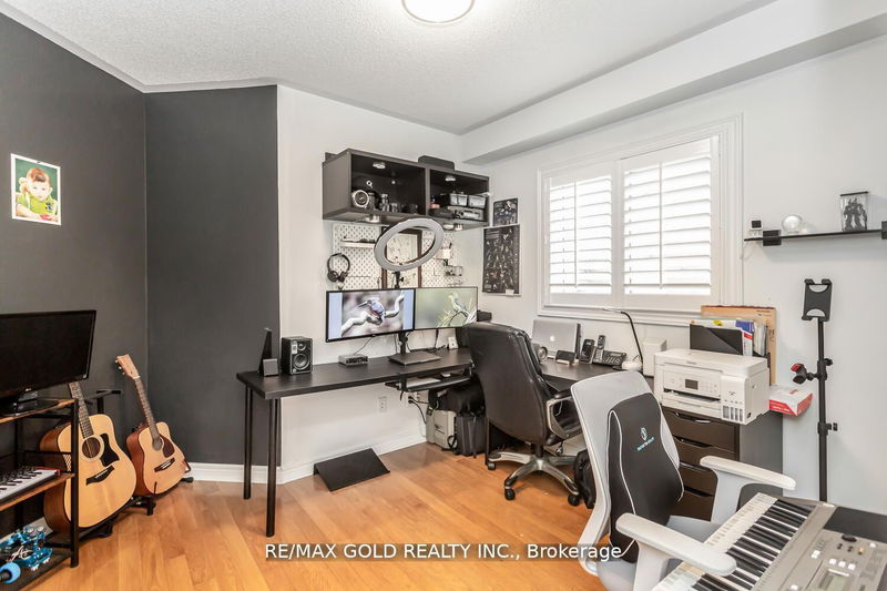 3 Sir David Pl  Brampton, L7A 2E4 | Image 12