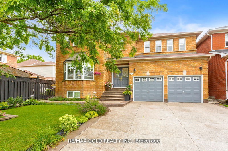 3 Sir David Pl  Brampton, L7A 2E4 | Image 2