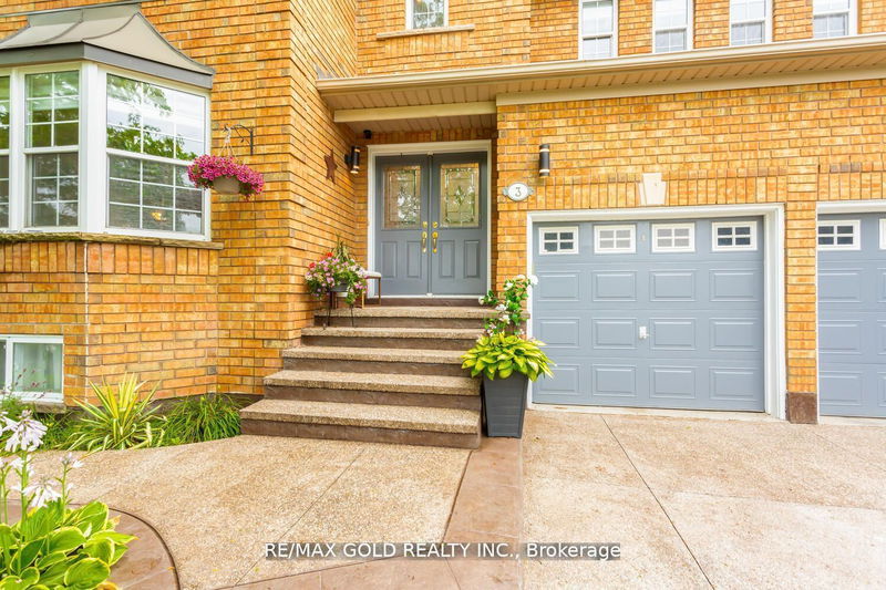 3 Sir David Pl  Brampton, L7A 2E4 | Image 3