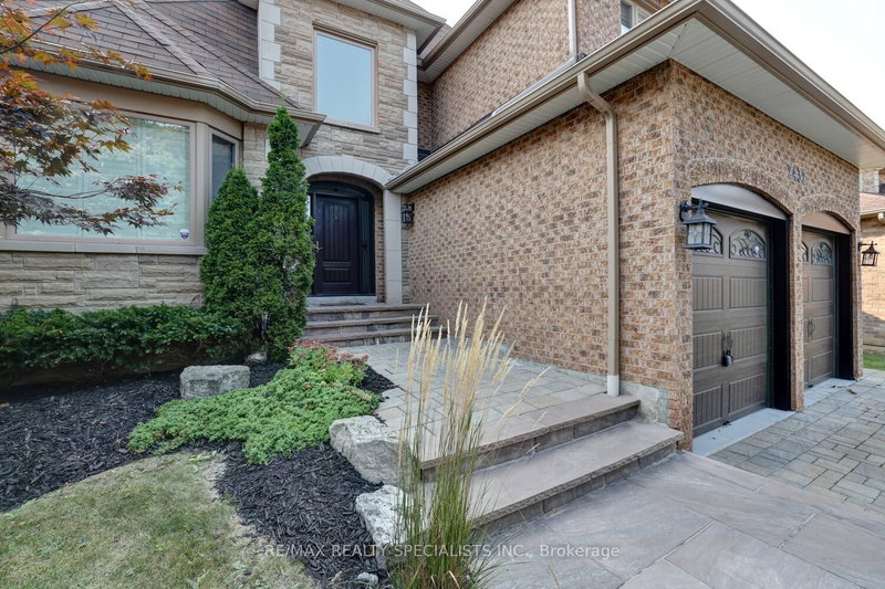 2432 Marisa Crt, Mississauga, L5K 2P5 | Image 3