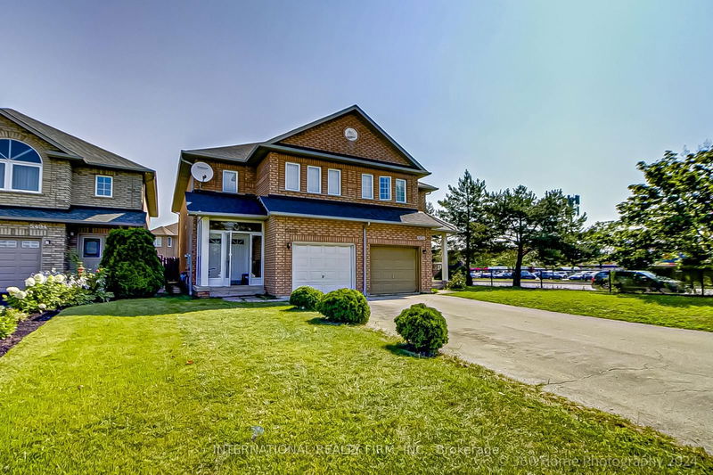 5498 Tree Crest Crt  Mississauga, L5R 3Z8 | Image 1