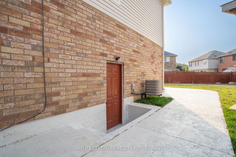 36 Frontenac Cres  Brampton, L7A 3M7 | Image 40