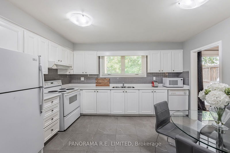 11 Park Manor Dr  Toronto, M9B 5C1 | Image 11