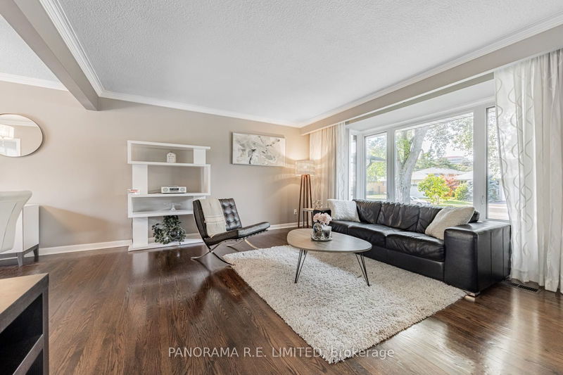 11 Park Manor Dr  Toronto, M9B 5C1 | Image 4