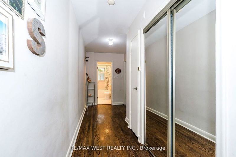 34 Penhurst Ave  Toronto, M8Y 3A9 | Image 12