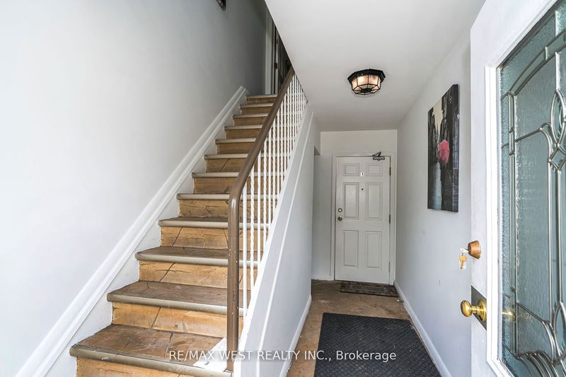 34 Penhurst Ave  Toronto, M8Y 3A9 | Image 3