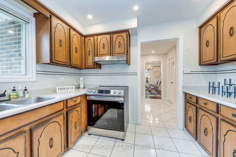 10 Robwill Crt  Brampton, L6V 3H3 | Image 11