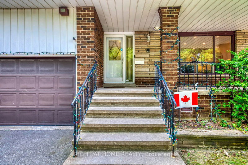 10 Robwill Crt  Brampton, L6V 3H3 | Image 2