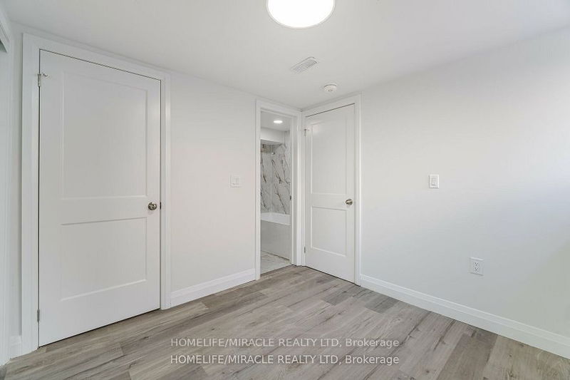 20 Helmsdale Cres  Toronto, M9V 3X9 | Image 33