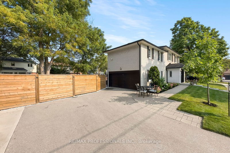 3 Lochway Crt  Toronto, M9B 4G6 | Image 5