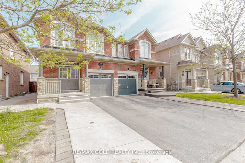 47 Matthew Harrison St  Brampton, L6P 3H3 | Image 2