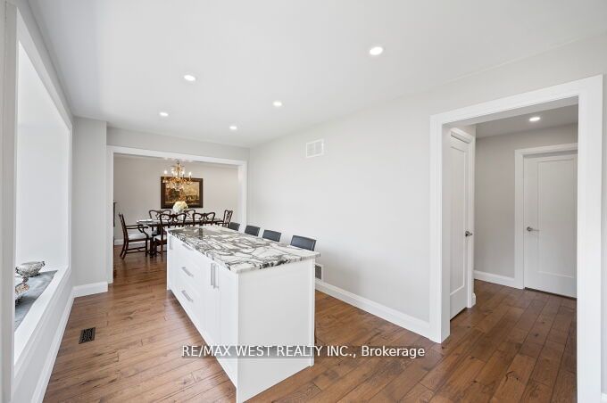 4021 Mahogany Row  Mississauga, L4W 2H7 | Image 16