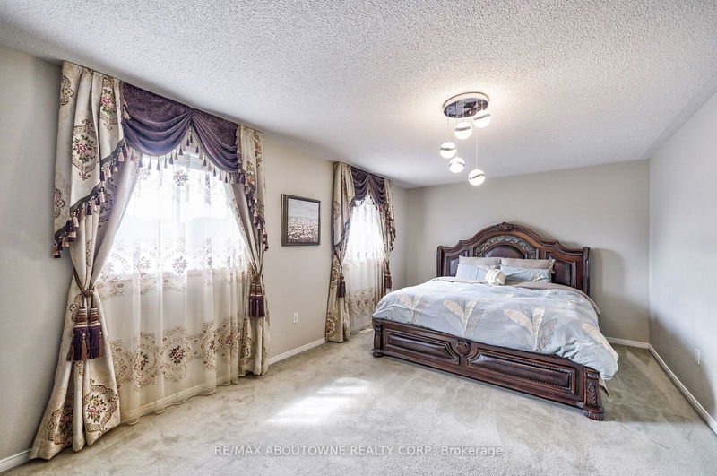 6098 Rowers Cres  Mississauga, L5V 3A2 | Image 19