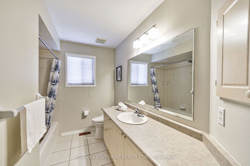 6098 Rowers Cres  Mississauga, L5V 3A2 | Image 30