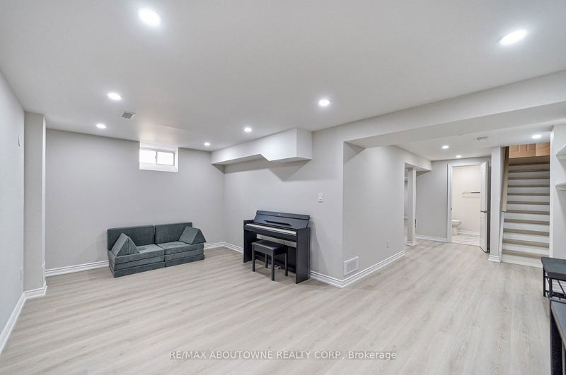 6098 Rowers Cres  Mississauga, L5V 3A2 | Image 32