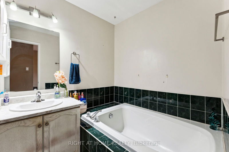 108 Goldenlight Circ  Brampton, L6X 4N6 | Image 23