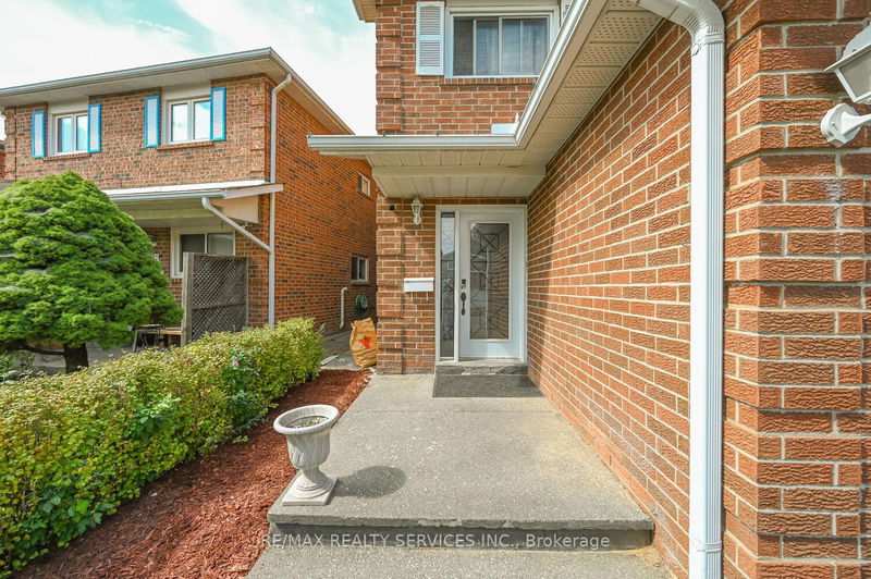 70 Crenshaw Crt  Brampton, L6Z 1W9 | Image 2