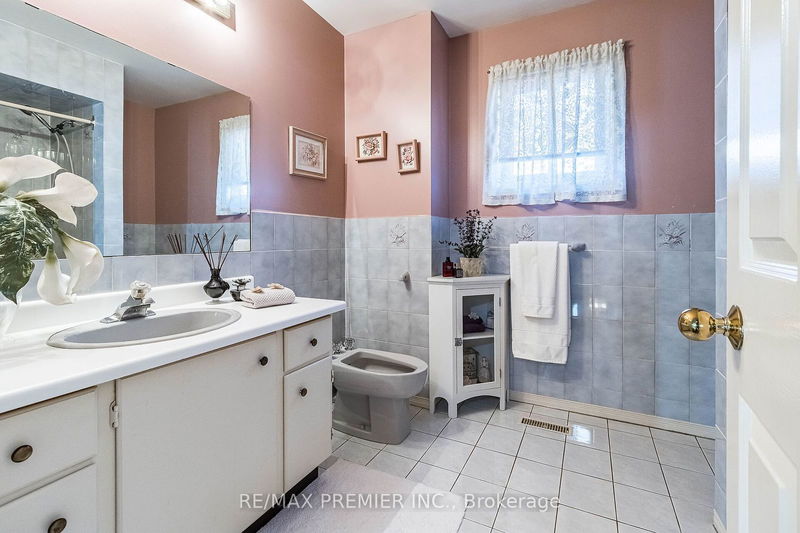 2 Ballycastle Cres  Brampton, L6Z 2V6 | Image 35