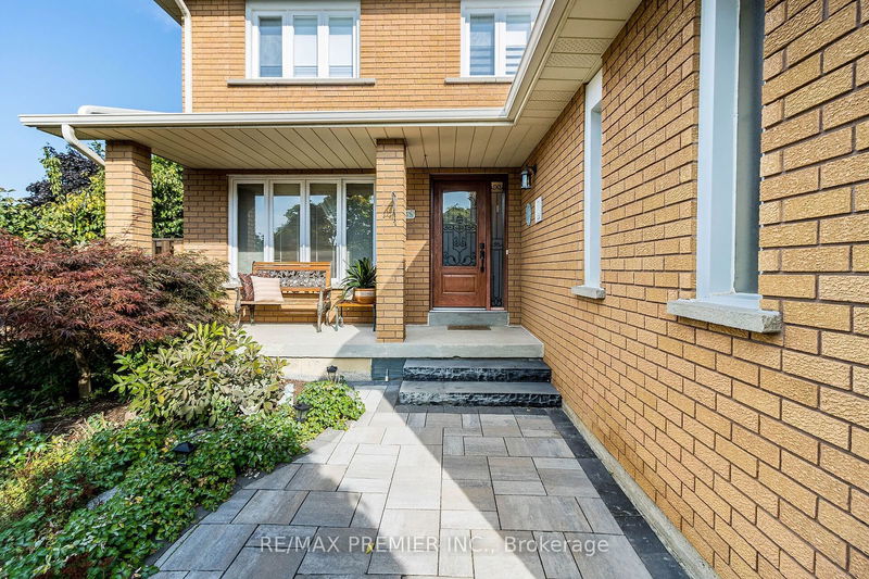 2 Ballycastle Cres  Brampton, L6Z 2V6 | Image 4