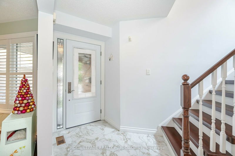 2873 Cartwright Cres  Mississauga, L5M 5W4 | Image 4