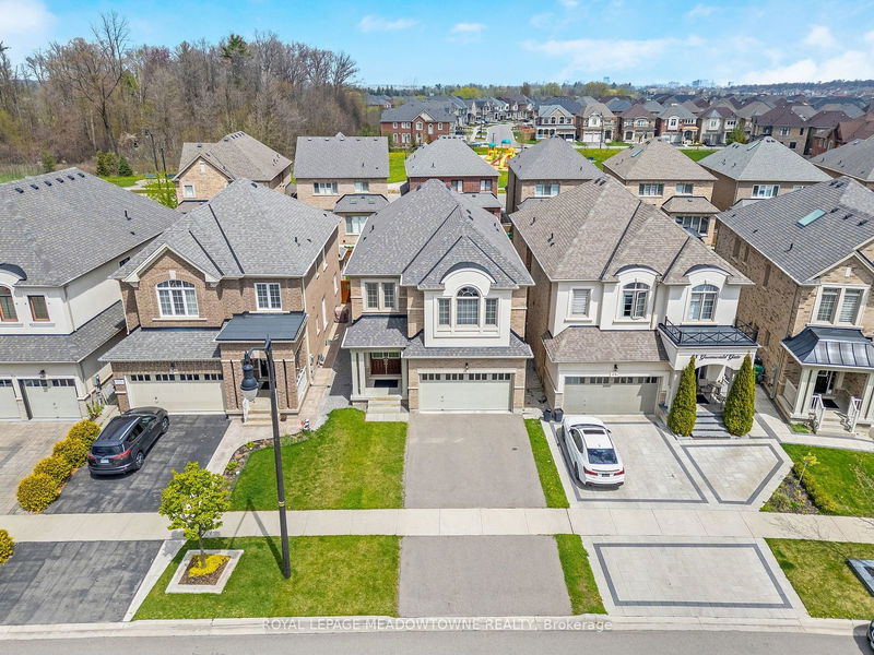 27 Gruenwald Gate  Brampton, L6Y 6C3 | Image 1