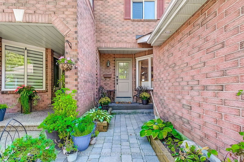 2785 Lindholm Cres  Mississauga, L5M 4P7 | Image 2