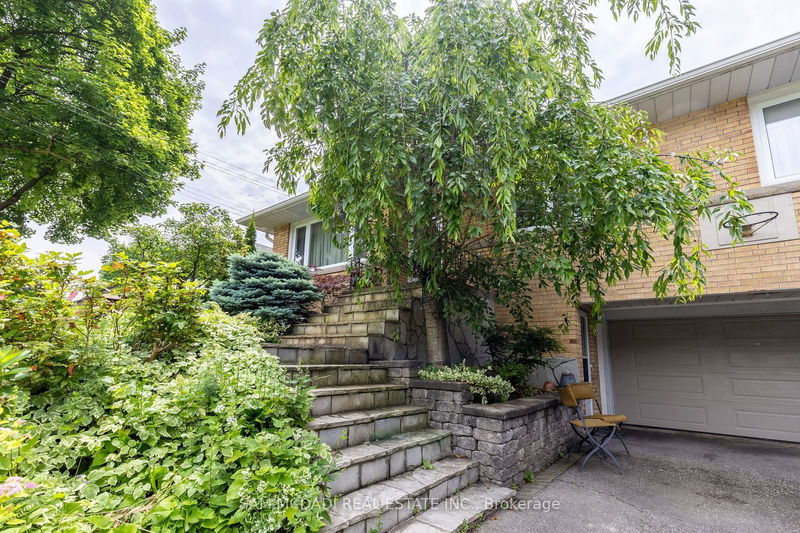 29 Hill Garden Rd  Toronto, M9P 1X8 | Image 3