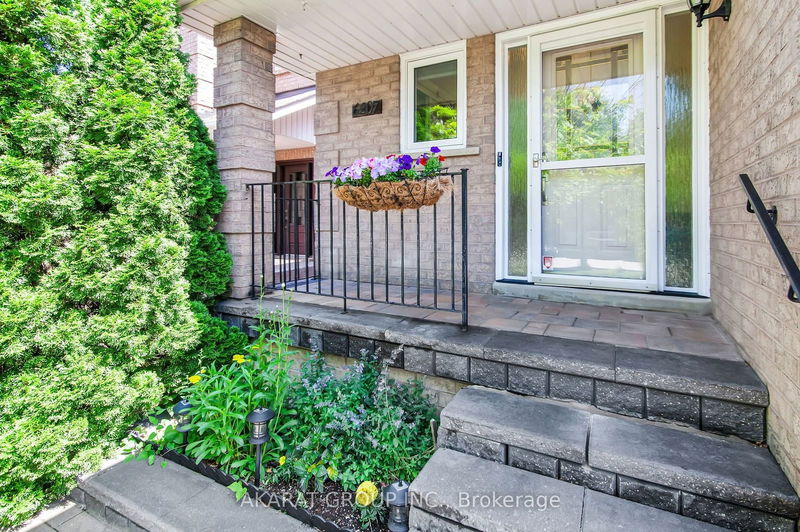 6207 McCracken Dr  Mississauga, L5V 1X9 | Image 2