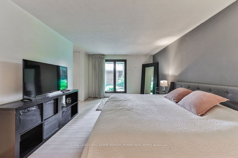 2225 Shardawn Mews  Mississauga, L5C 1W6 | Image 20