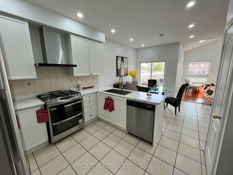 5033 Dubonet Dr  Mississauga, L5M 7X1 | Image 11