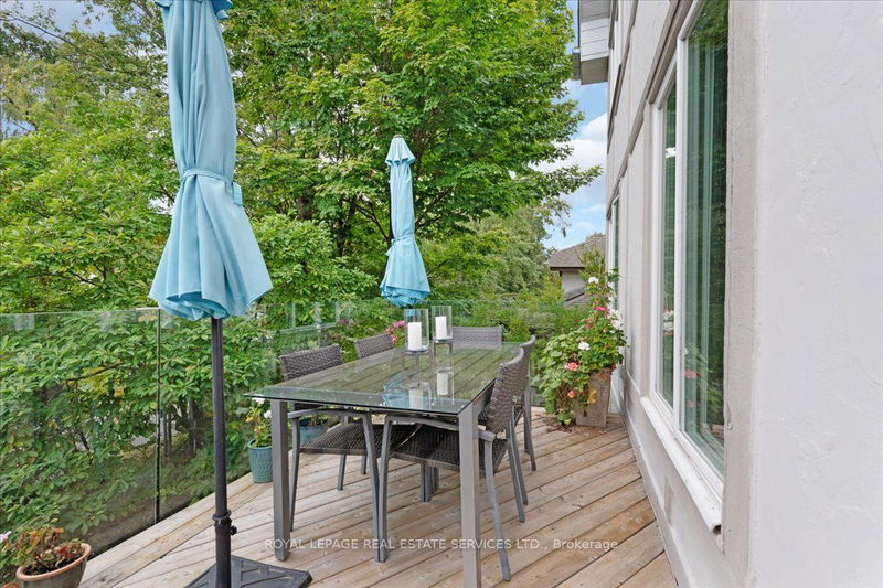 276 Lake Promenade   Toronto, M8W 1B3 | Image 14