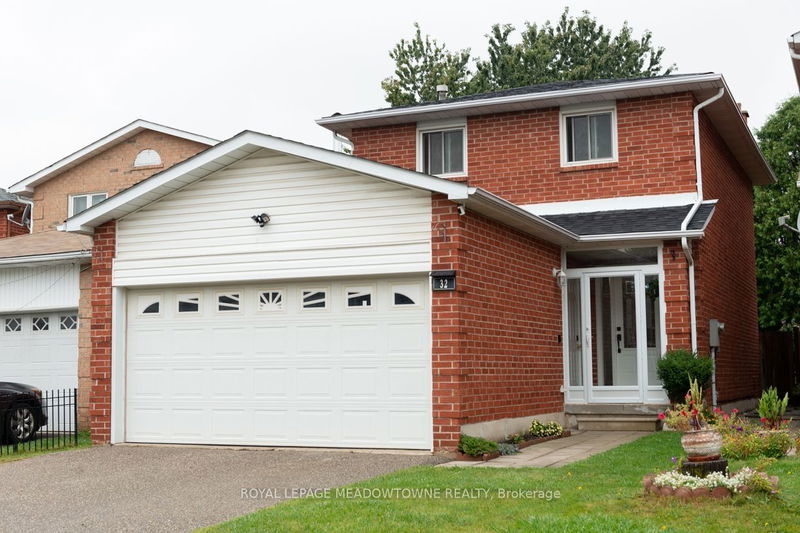 32 Clarridge Crt  Brampton, L6X 3N5 | Image 1