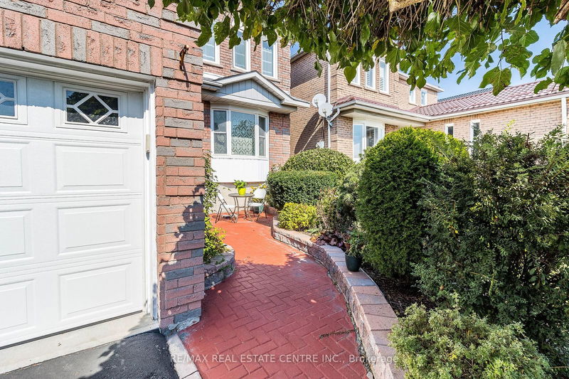 408 Naomi Cres  Mississauga, L5B 3S4 | Image 5