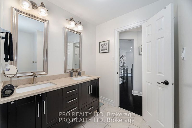 923 Bristol Rd W Mississauga, L5V 2N9 | Image 13