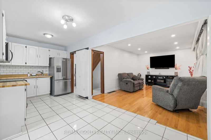 20 Hatfield Cres  Toronto, M9W 3R8 | Image 6