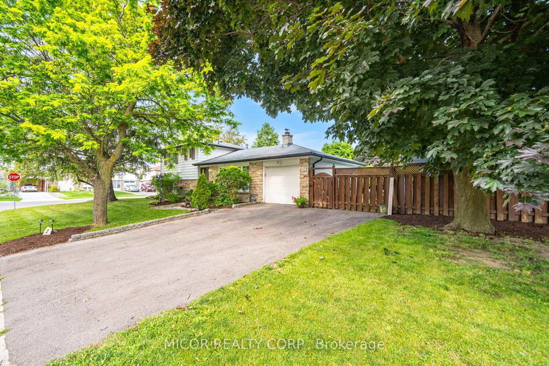 2 Chesterfield Rd, Brampton, L6W 1K9 | Image 2