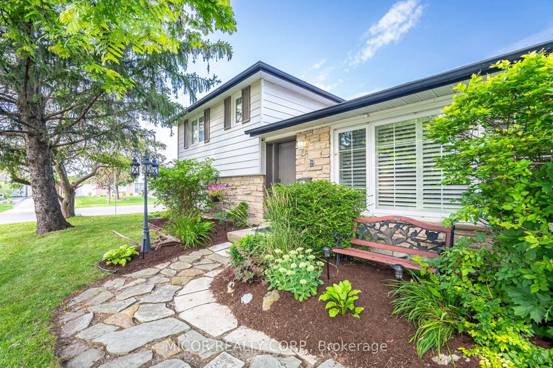 2 Chesterfield Rd, Brampton, L6W 1K9 | Image 3