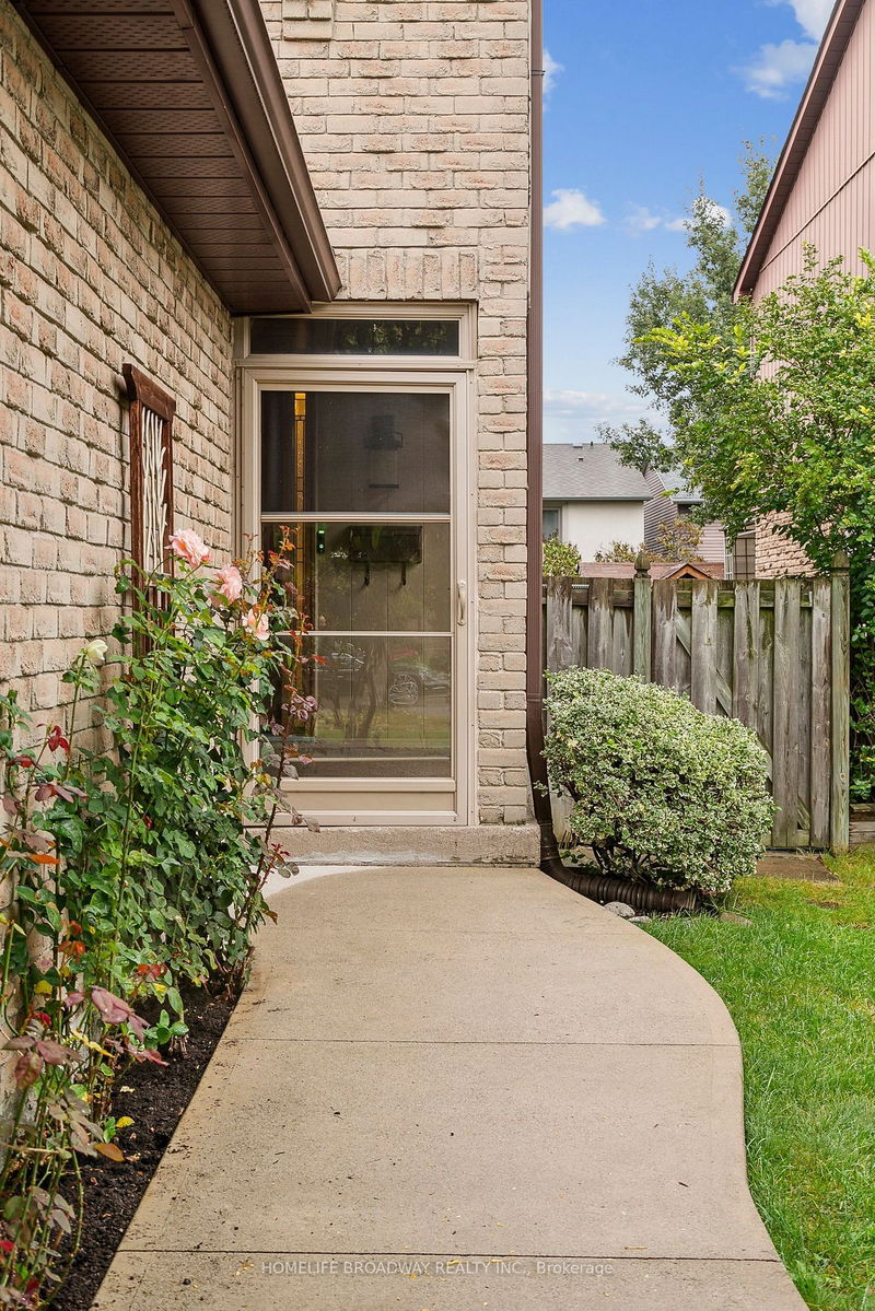 4253 Shelby Cres  Mississauga, L4W 3T1 | Image 3