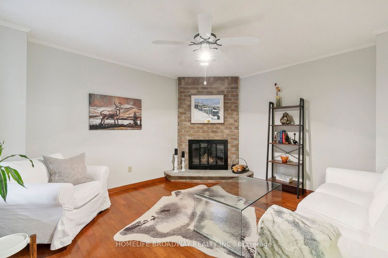 4253 Shelby Cres  Mississauga, L4W 3T1 | Image 5