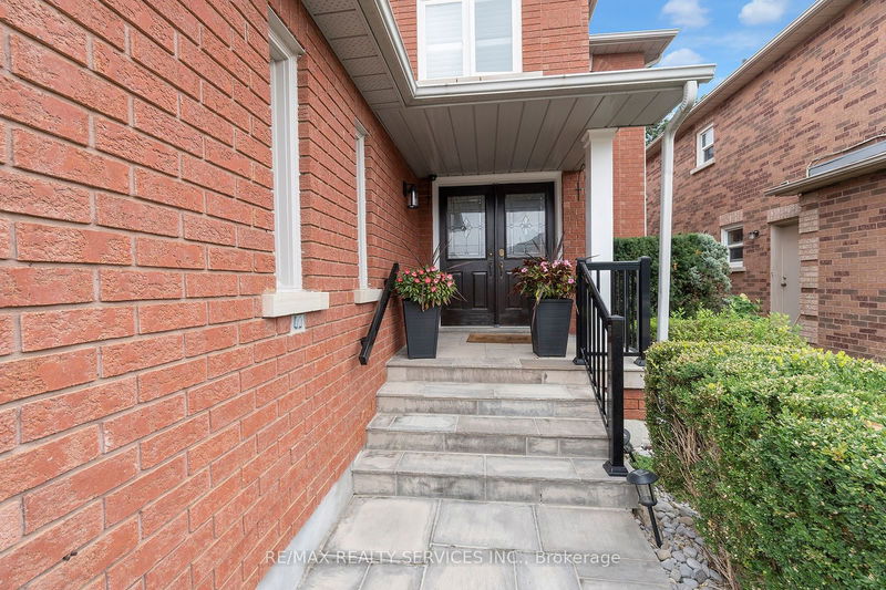 27 Fenflower Crt  Brampton, L7A 1H3 | Image 2