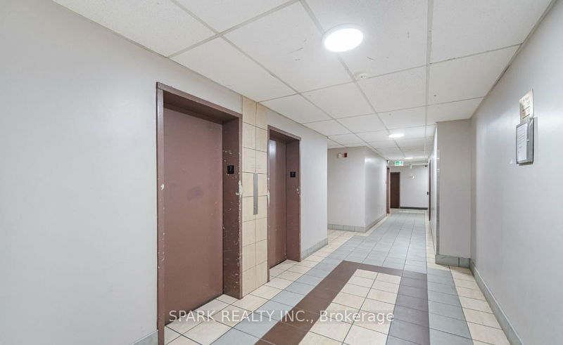  301 - 2121 Roche Crt  Mississauga, L5K 2C7 | Image 5