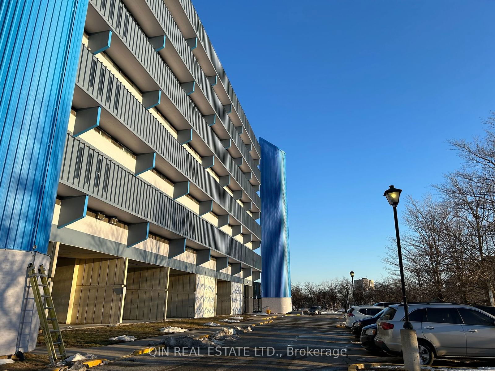 Building in 4645 Jane Street