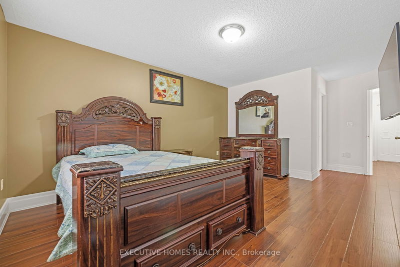 5415 Longford Dr  Mississauga, L5M 7Y3 | Image 35