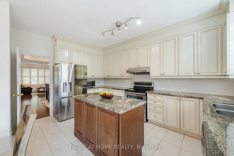 3258 Paul Henderson Dr  Mississauga, L5M 0H3 | Image 12