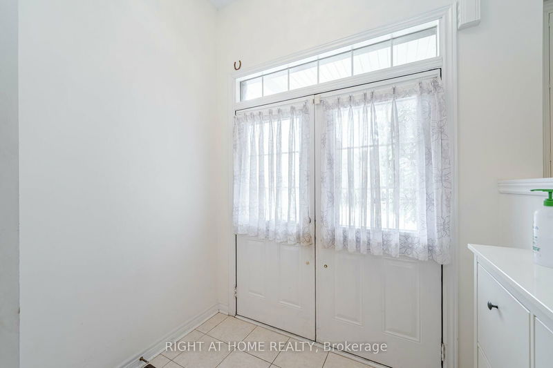 3258 Paul Henderson Dr  Mississauga, L5M 0H3 | Image 5