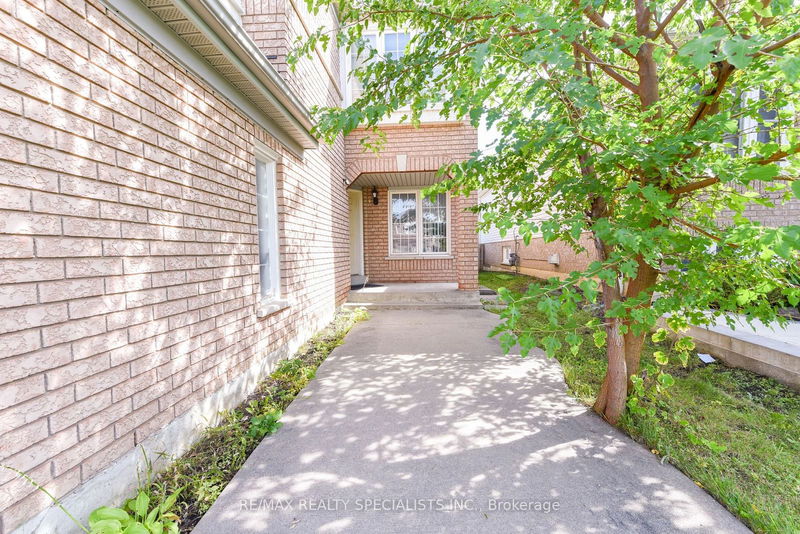 107 Seclusion Cres  Brampton, L6R 1K8 | Image 3