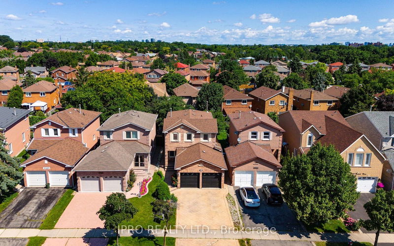 3335 Dovetail Mews  Mississauga, L5L 5E9 | Image 2